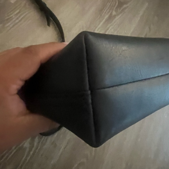 Madewell Small Transport
Leather Crossbody
Tote - Picture 2 of 13